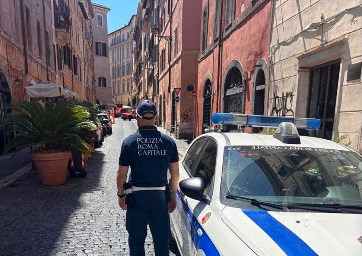 Roma, esplosione in casa in centro storico: un ferito