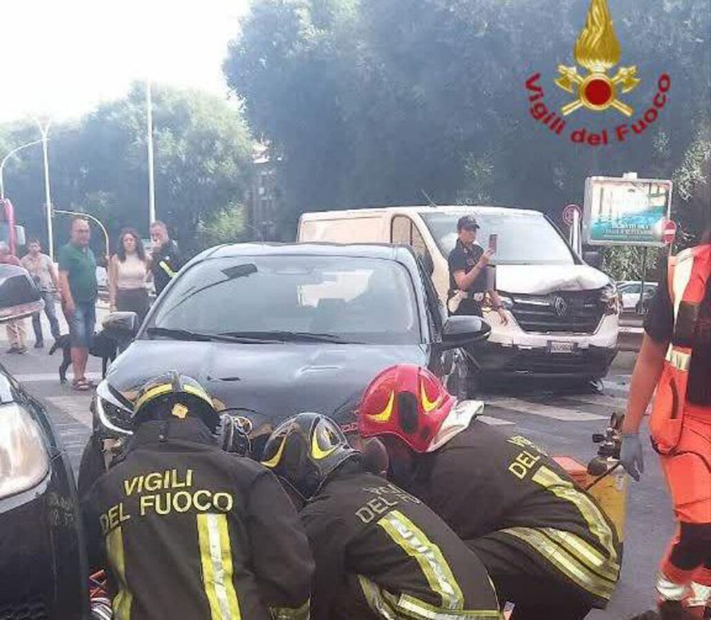 Roma, furgone tampona auto che investe due donne: ferite in modo grave