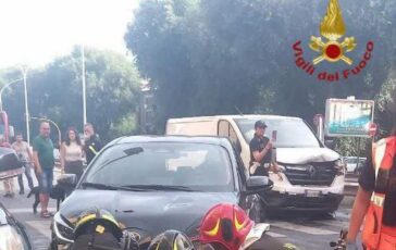 Roma furgone tampona auto che investe due donne ferite in modo grave 364x230