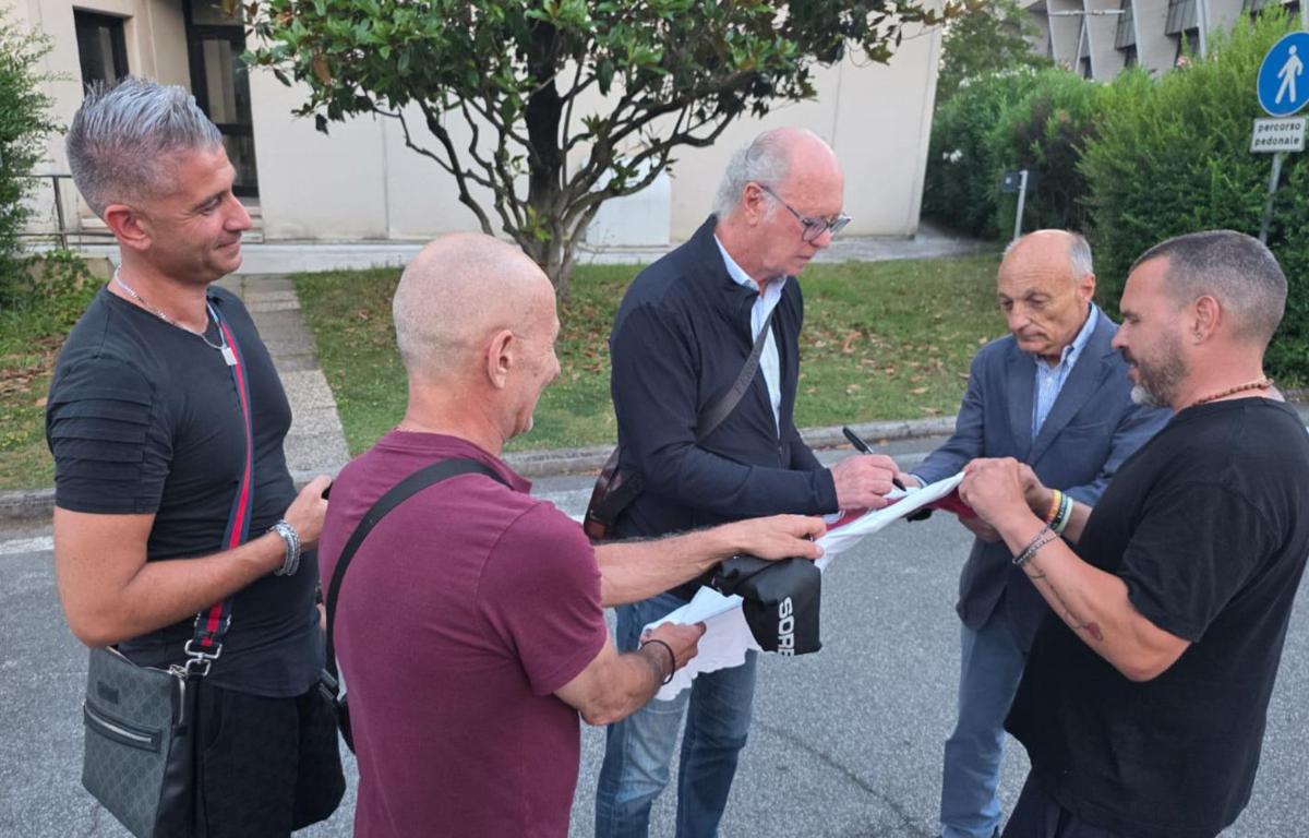 Roma non dimentica Falcao: selfie e autografi con i tifosi, poi spunta... la storica maglia numero 5