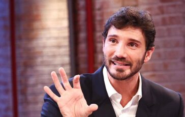 Sanremo 2027 De Martino annuncia le date dal 16 al 20 febbraio 364x230