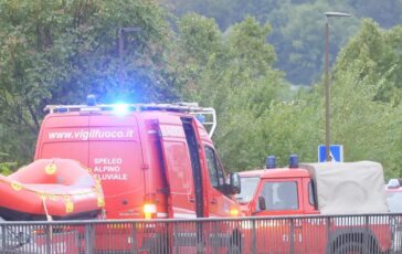 Scontro frontale auto cade nel lago di Como morto un uomo grave una donna 364x230