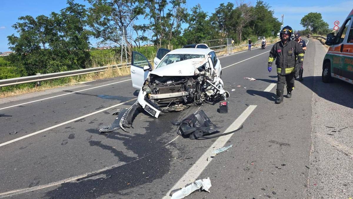 Scontro tra auto e camion sulla 106 jonica nel cosentino: un morto e due feriti