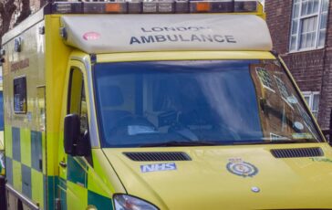 Scontro tra due treni a nord di Londra soccorsi in azione Feriti gravi tra personale e passeggeri 364x230