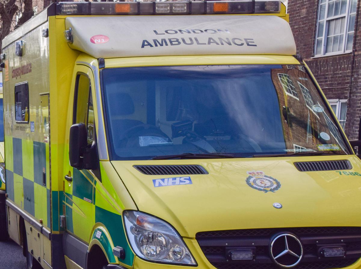 Scontro tra due treni a nord di Londra, soccorsi in azione: "Feriti gravi tra personale e passeggeri"
