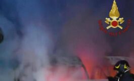 Sette furgoni di una ditta di consegne in fiamme a Fiumicino indagini polizia 265x160