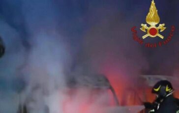 sette furgoni di una ditta di consegne in fiamme a fiumicino indagini polizia 2