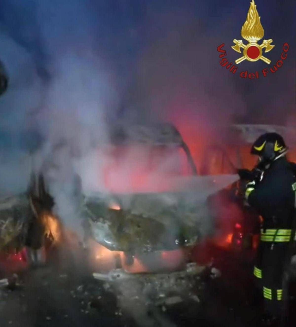 sette furgoni di una ditta di consegne in fiamme a fiumicino indagini polizia 2