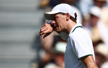 Sinner ghiaccio sulla testa e gilet refrigerante allarme caldo a Wimbledon 364x230