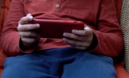Social media rischio uso eccessivo in estate per bambini le raccomandazioni ai genitori 265x160