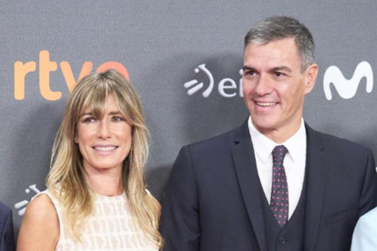 Spagna, rinviata a giudizio la moglie del premier Sanchez: passaporto ritirato