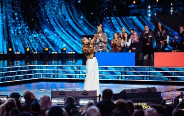 Super Karaoke stasera 10 giugno su Canale 5 Sal Da Vinci ospite 364x230