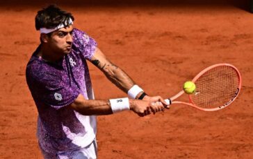 Svajda si fa male Cobolli corre ad aiutarlo fair play al Roland Garros 364x230