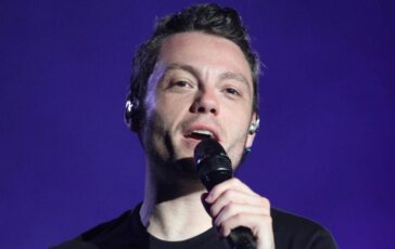 Tiziano Ferro fatica al concerto e preoccupa fan Che gli e successo 364x230