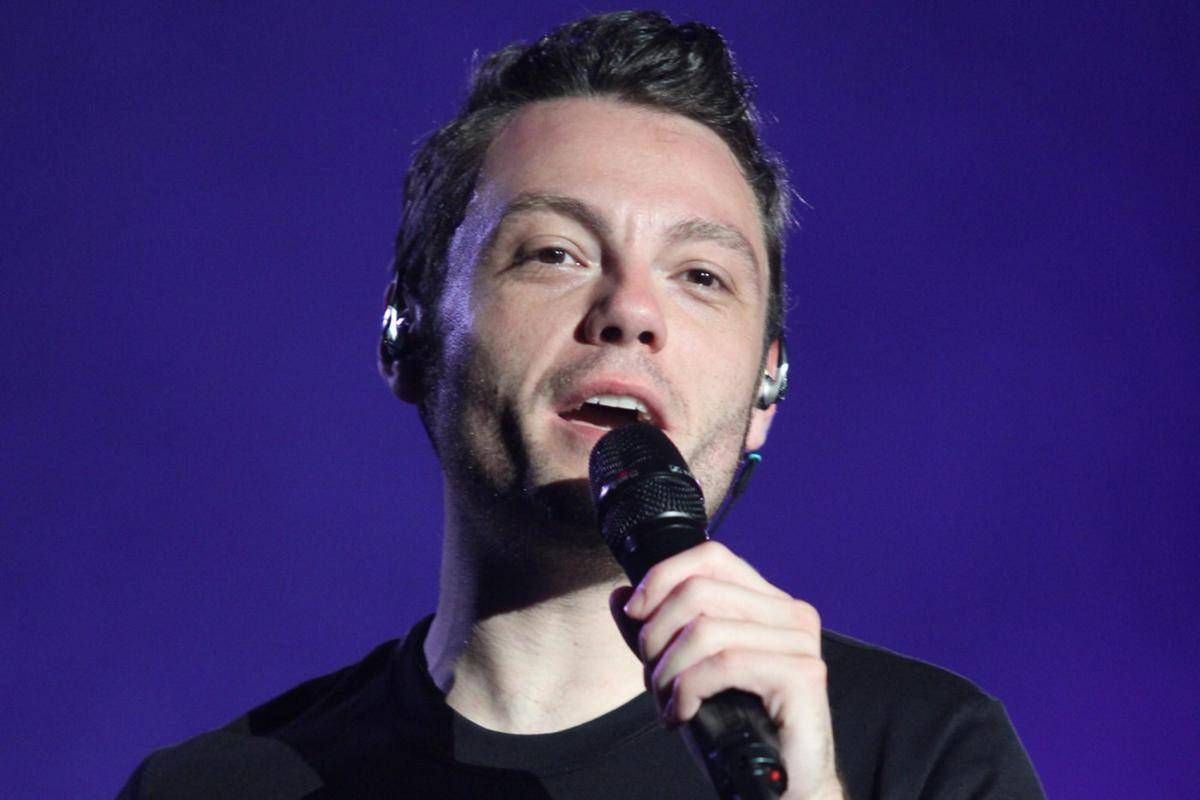 Tiziano Ferro fatica al concerto e preoccupa fan: "Che gli è successo?"