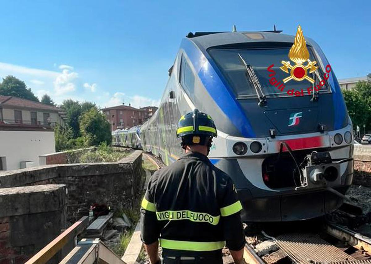 Treno regionale esce dai binari nel Fiorentino, evacuati i passeggeri: nessun ferito