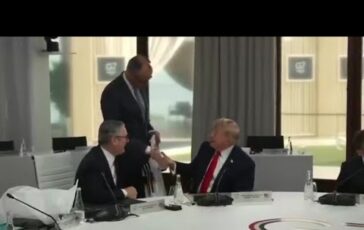 Trump e la maglia della Germania il regalo di Merz tra G7 e Mondiali 364x230