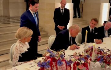 Trump firma laccordo Iran Usa alla cena del G7. Macron Bravo poster 364x230