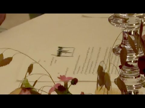 Trump firma l'accordo Iran-Usa alla cena di Versailles. Macron: "Bravo" - Video