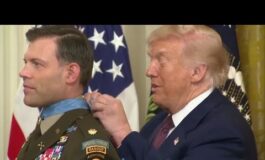 Trump la medaglia e una trappola il presidente in difficolta nella cerimonia 265x160