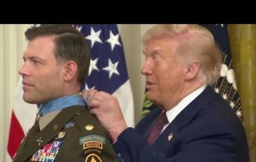 Trump la medaglia e una trappola il presidente in difficolta nella cerimonia 364x230