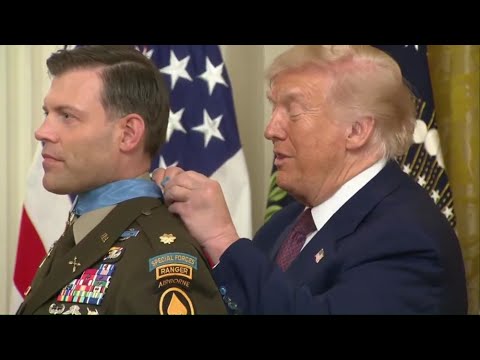 Trump, la medaglia è una 'trappola': il presidente in difficoltà nella cerimonia