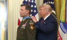 Trump la medaglia e una trappola il presidente in difficolta tra smorfie e risate poster 265x160