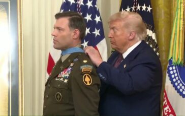 Trump la medaglia e una trappola il presidente in difficolta tra smorfie e risate poster 364x230