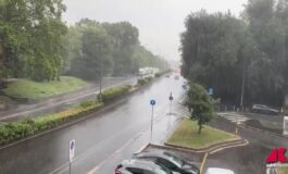 Tuoni e pioggia su Milano e allerta gialla per maltempo in Lombardia poster 265x160