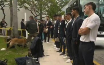 Uruguay polizia perquisisce giocatori. con cani antidroga 364x230