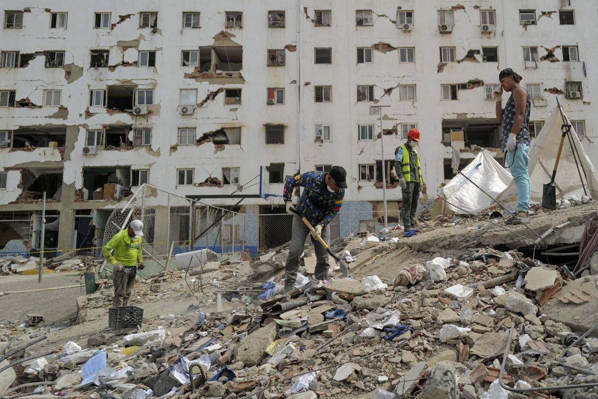 Venezulea, salvati padre e figlio a quattro giorni dal terremoto. Corsa contro il tempo