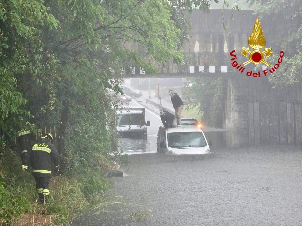 Vento e nubifragi, maltempo colpisce il Nord e ora è allerta anche al Centro-Sud
