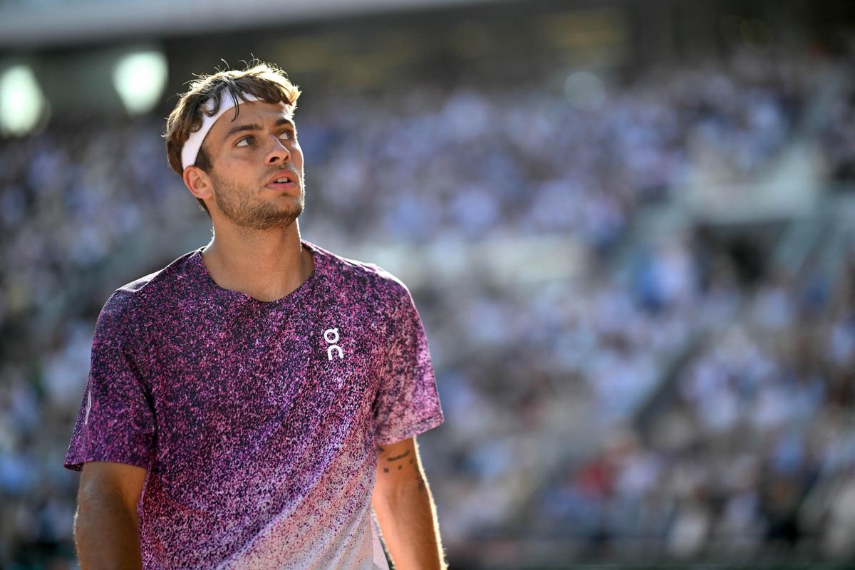 Wimbledon, Cobolli litiga con il suo angolo. Poi la partita viene sospesa