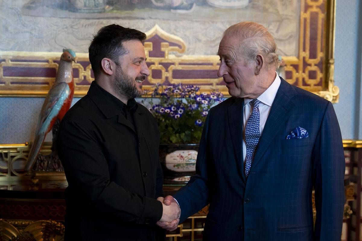 Zelensky vuole invitare re Carlo in Ucraina: "Lo amiamo molto"