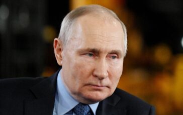 Guerra in Ucraina, attacco russo a Chernobyl: colpito un deposito nucleare, la dura reazione di Zelensky