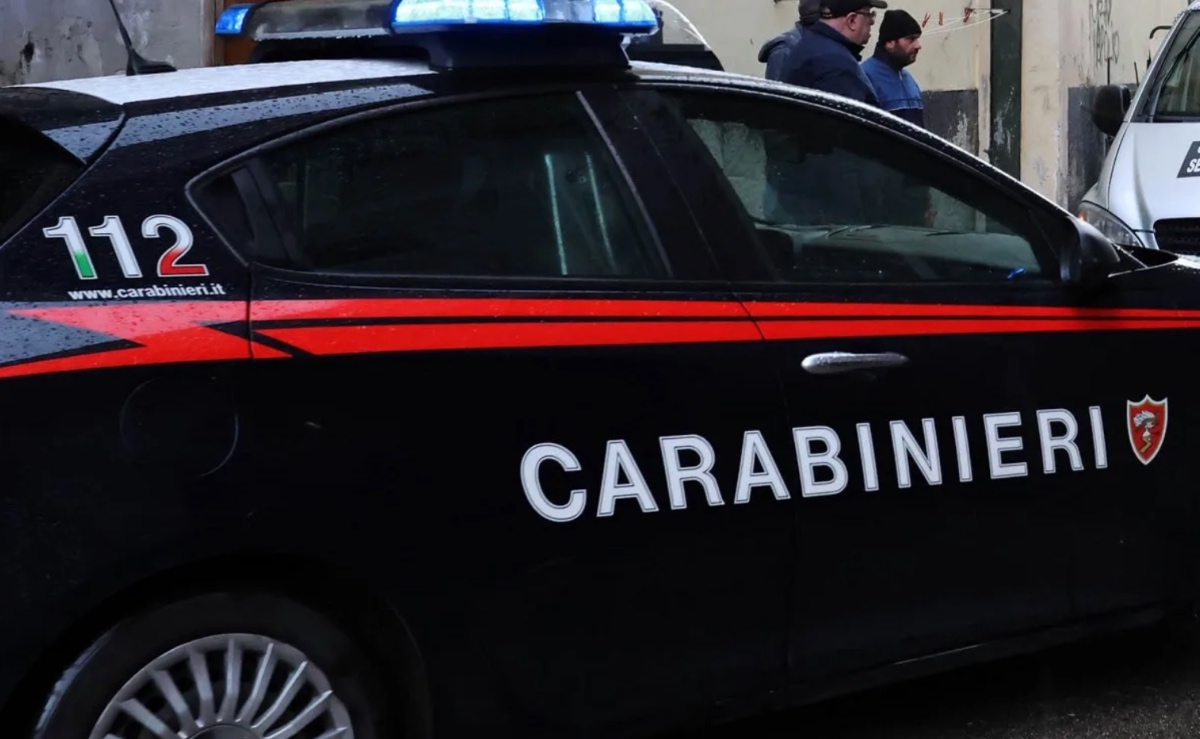 Garlasco, Alberto Stasi scherza con i giornalisti mentre va a lavorare a Milano