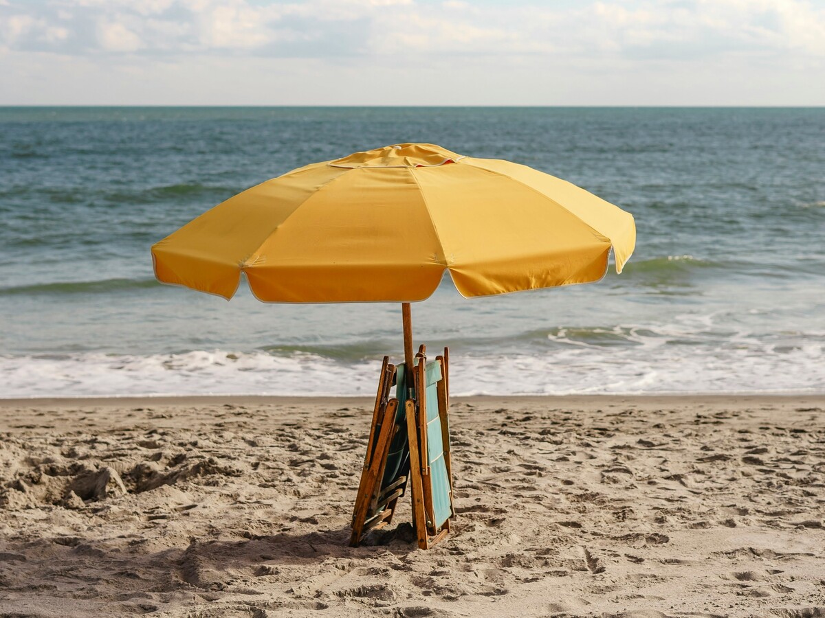 Estate 2026, spiaggia a pagamento e ombrelloni vietati: è polemica per le nuove regole