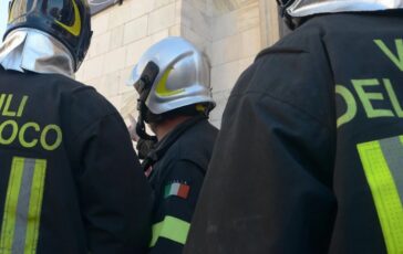 Incendio a Riccione: fumo vicino al casello