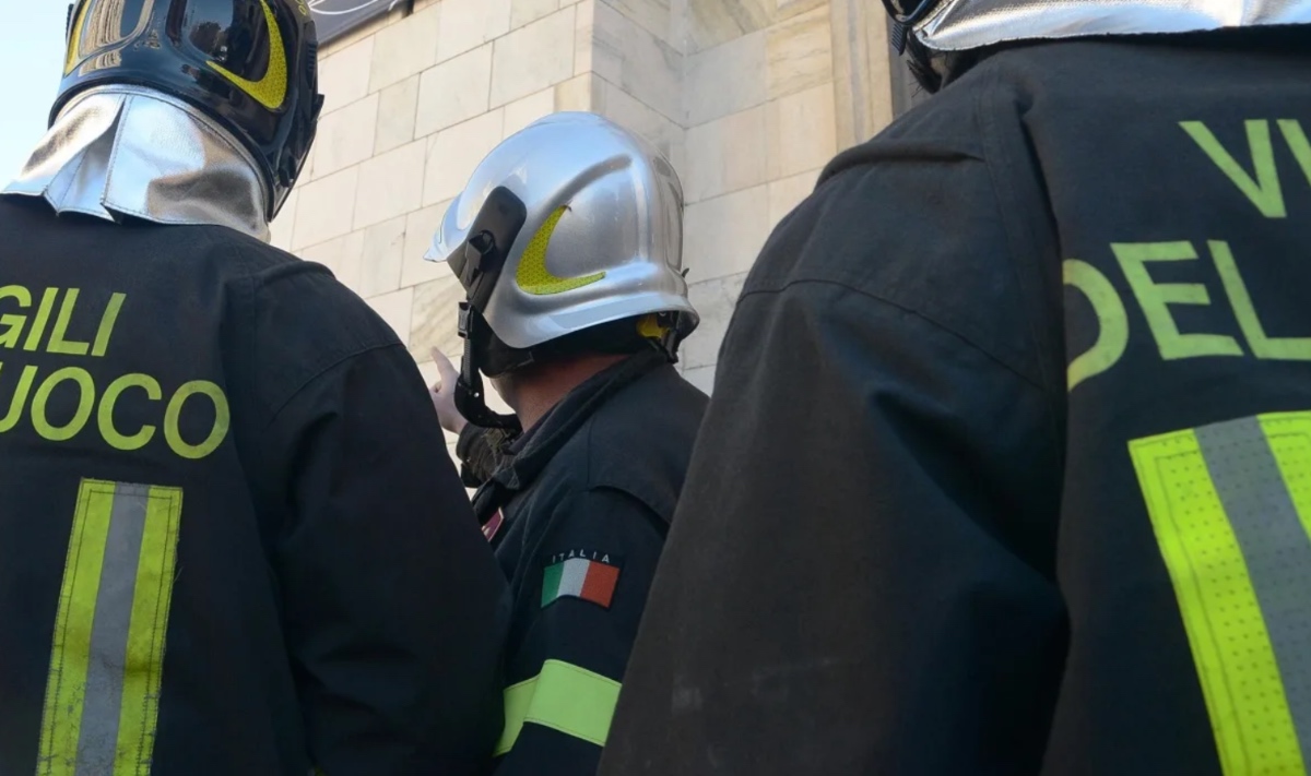 Incendio a Riccione, colonna di fumo vicino al casello: disagi per il traffico