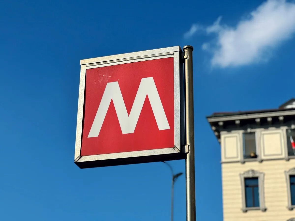 Linea M2, circolazione sospesa tra Porta Genova e Garibaldi a Milano: bus sostitutivi