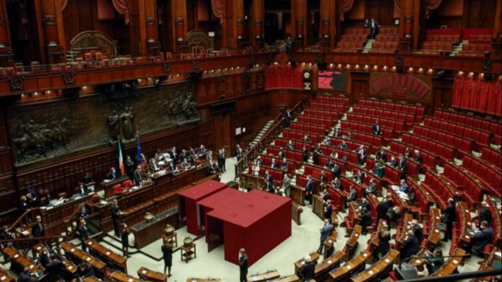 https://static.adhubmedia.com/notizie_it/wp-content/uploads/2026/06/parlamento-rissa-7a0569d4.jpg