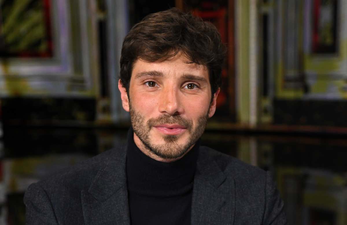 Sanremo 2027, Stefano De Martino svela le date ufficiali con un video social