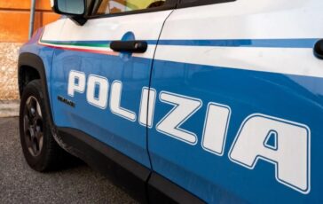 Uomo cerca di strangolare un bambino al parco