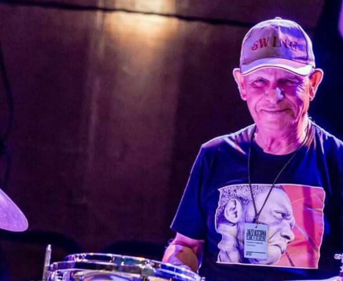 Addio a Gianni Cazzola, il batterista muore a 88 anni mentre suona sul palco