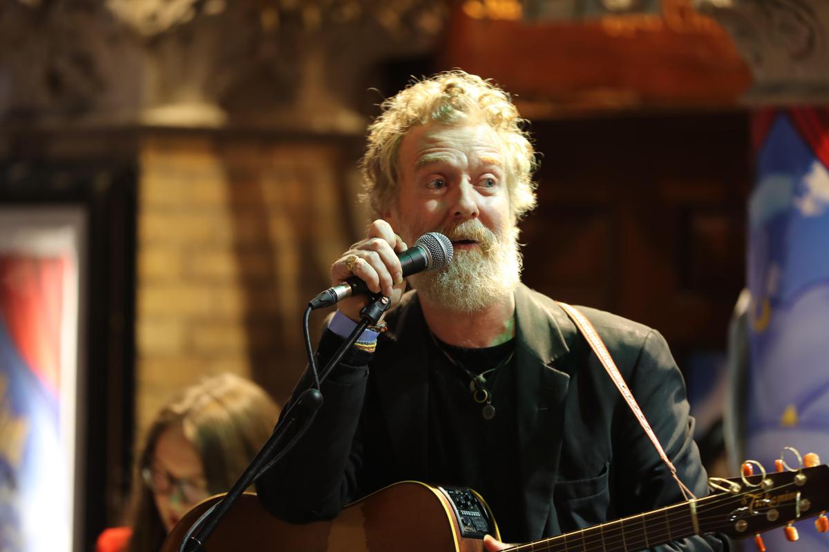 Addio a Glen Hansard, il cantautore premio Oscar morto in un incidente in moto