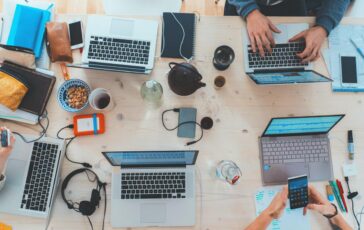 Ai riduce il burnout ma rischia di ampliare il deficit di connessione umana sul lavoro 364x230