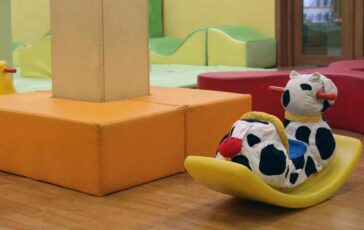 Ancona bimbi picchiati e chiusi in bagno al buio arrestate due educatrici in scuola infanzia 364x230