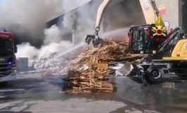 Ancora un rogo a Milano scoppia incendio nella Polirecuperi srl poster 265x160
