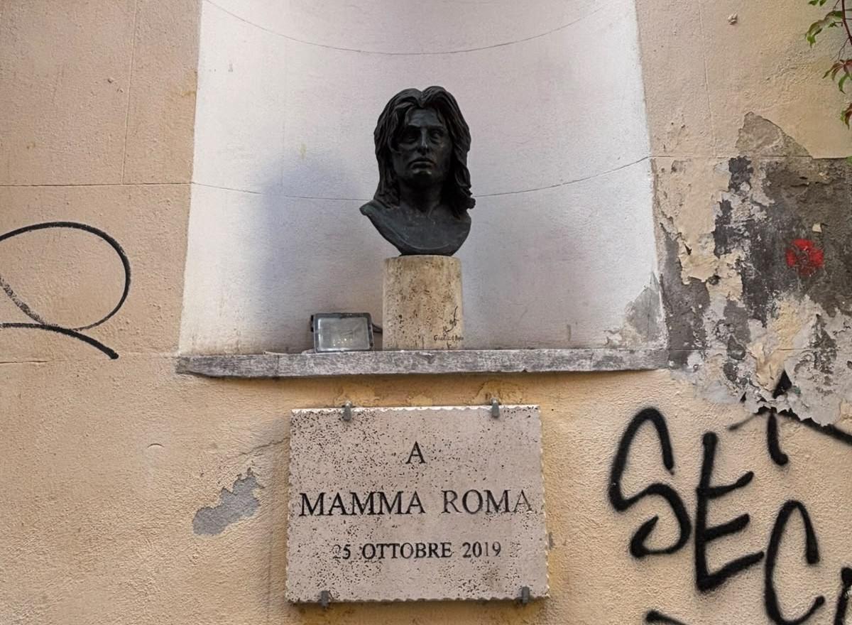 Anna Magnani torna a Trastevere, busto ricollocato nella nicchia di via della Pelliccia