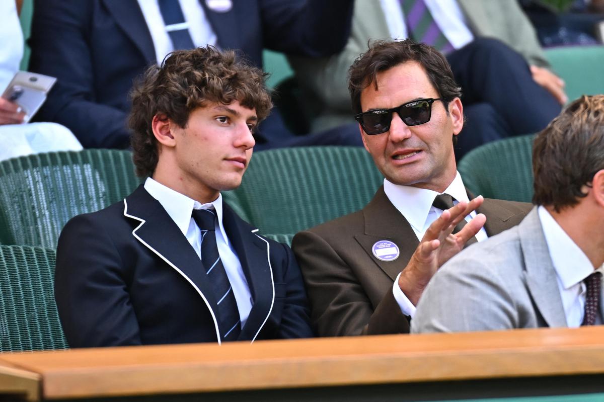 Antonelli-Federer, quante risate a Wimbledon: Roger consiglia una 'lezione' con Sinner